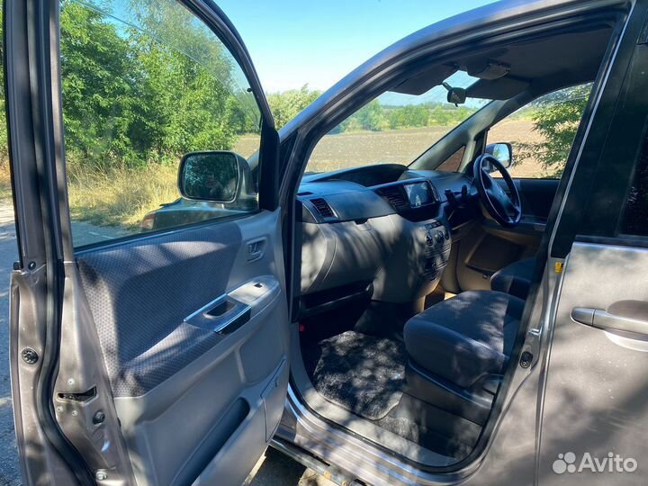 Toyota Voxy 2.0 AT, 2002, 120 000 км