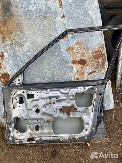 Передние двери Toyota Sprinter Carib