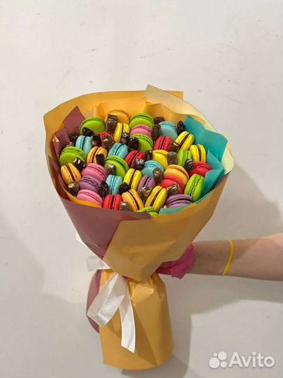 Сладкий букет из макарунсов