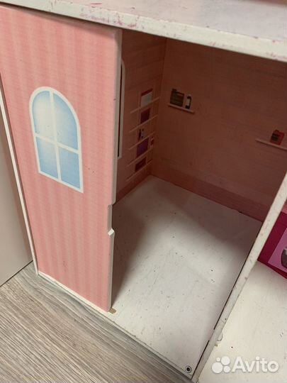 Большой кукольный домик с мебелью