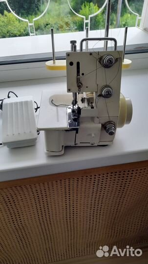Швейная машина оверлок