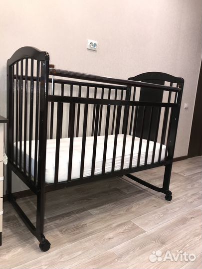 Детская кроватка с матрацем