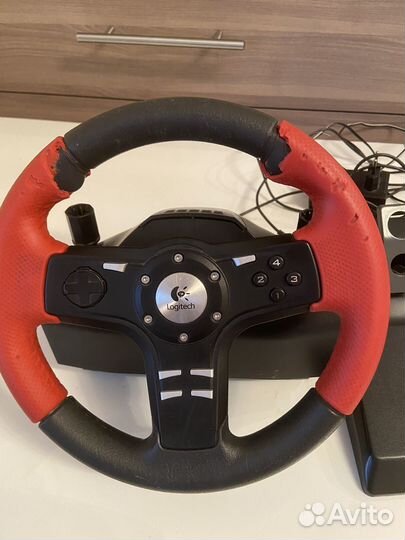 Игровой Руль и педали в рабочем состочние