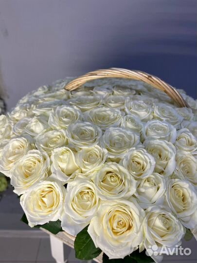 Белые Розы в корзине с доставкой в Краснодаре