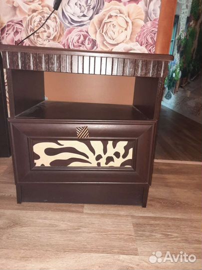 Тумбочка прикроватная