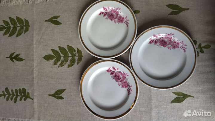 Чайные чашки с блюдцами, тарелки, сервиз