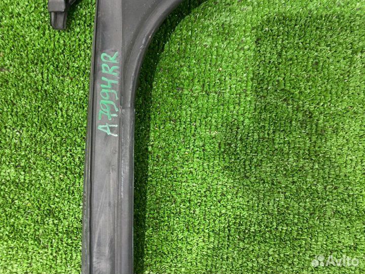 Уплотнитель стекла двери задний правый Audi S-Line