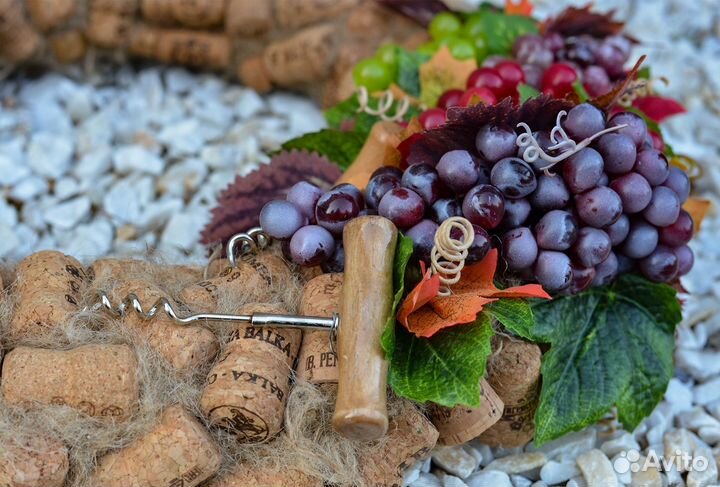 Венок из пробок с виноградом