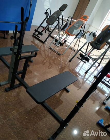 Скамья для жима с подстраховкои