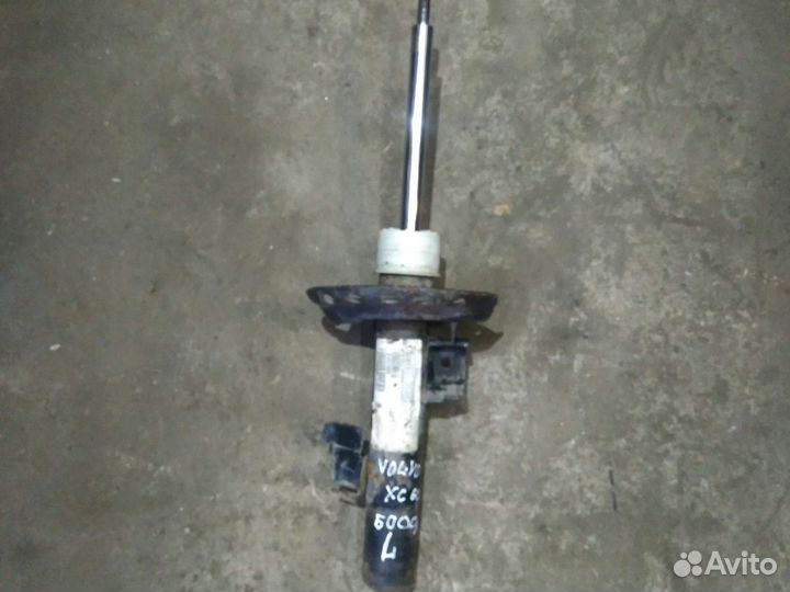 Стойка передняя левая Volvo XC 60