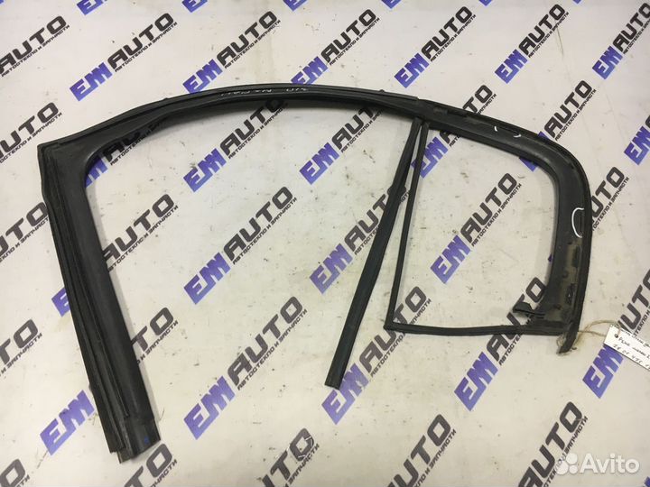 Уплотнитель стекла заднего правого Рено Меган 2