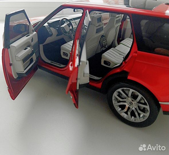 Модель Range Rover Vogue L405 Red. 1:18. GT Autos