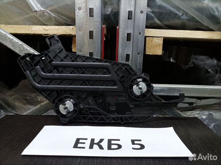 Кронштейн фары левый Skoda Octavia A5