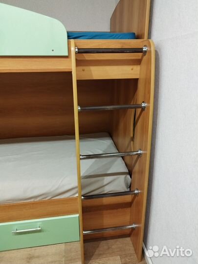 Кровать двухьярусная