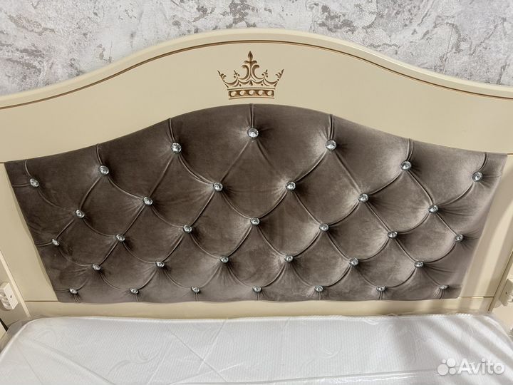 Детская кроватка с маятником