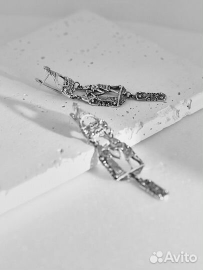 Серебряные серьги с уникальными подвесками и фигур