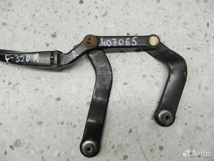 Поводок стеклоочистителя передний правый Mercedes