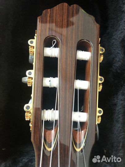 Классическая гитара с Takamine TH5C