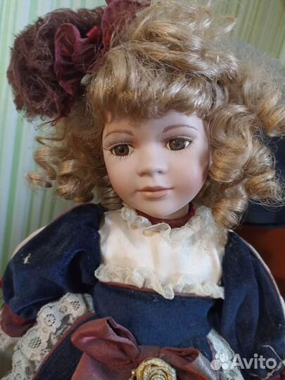 Кукла фарфоровая
