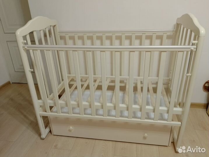 Детская кроватка с маятником и ящиком