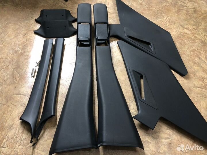 Обшивки стоек W124 седан черные