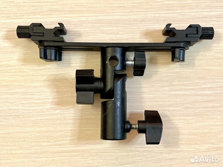 Адаптер для установки двух вспышек