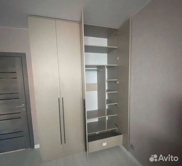 Шкаф распашной с полками