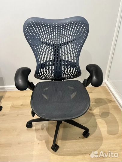 Компьютерное кресло Herman Miller Mirra 1