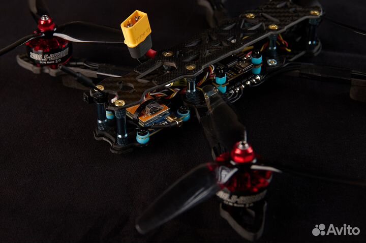FPV квадрокоптер для гонок и фристайла