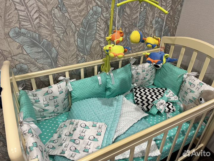 Бортики в детскую кроватку, одеяло и простынь
