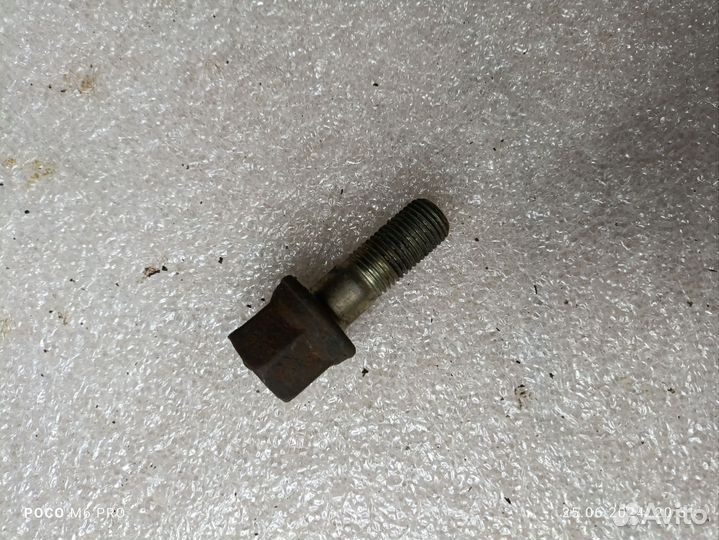 Болт шкива коленвала Mitsubishi