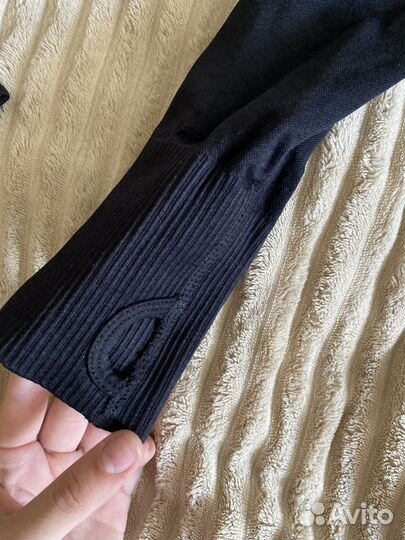 Спортивная кофта с вырезами для пальцев