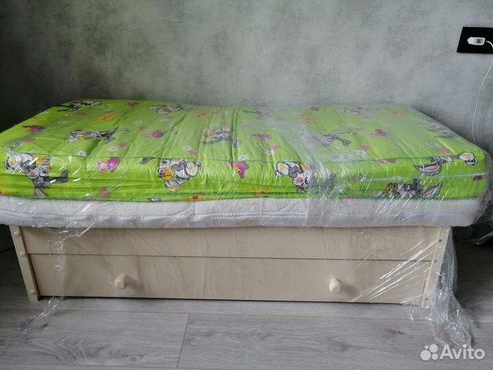 Детская кроватка со всеми принадлежностями