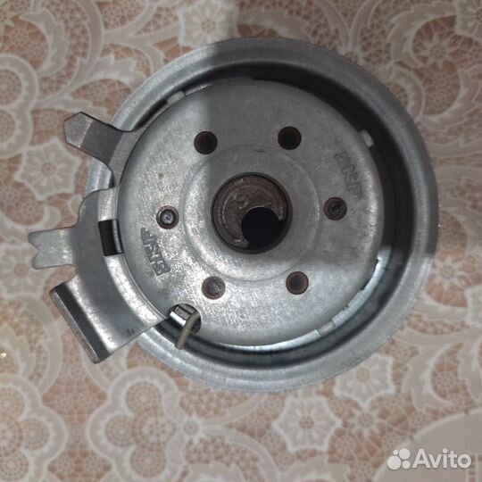 Ролик натяжителя ремня грм на Шкода Октавию