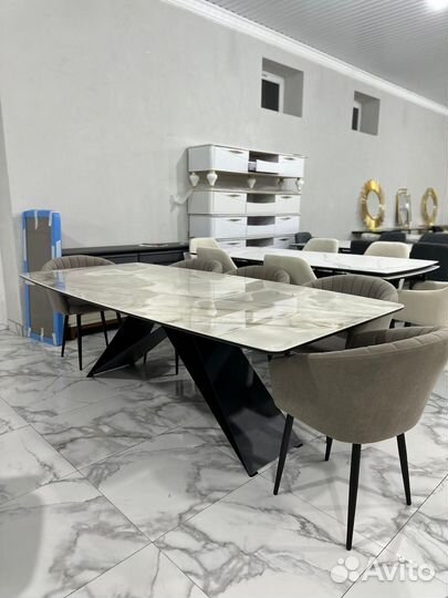 Стол и стулья