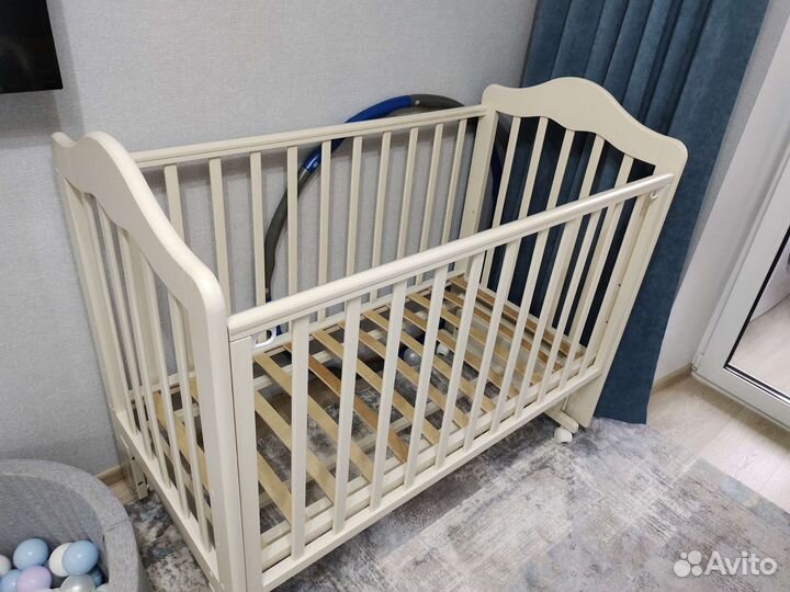 Детская кроватка с маятником