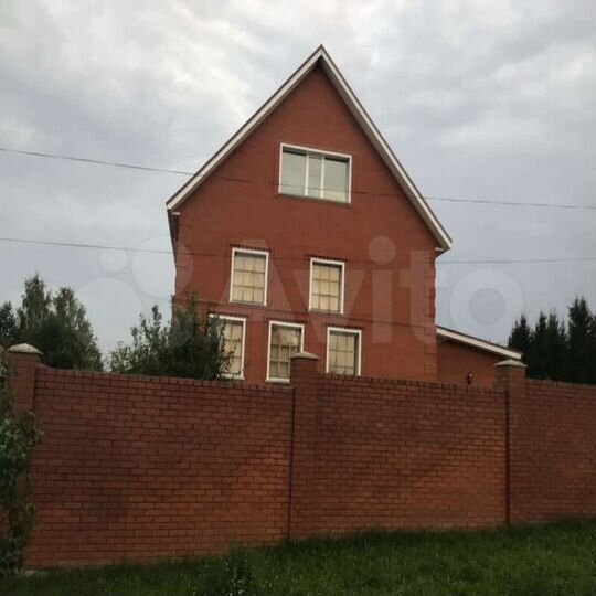 Дом 392,8 м² на участке 31,2 сот.