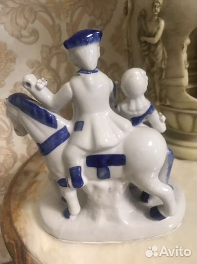 Статуэтка фарфоровая