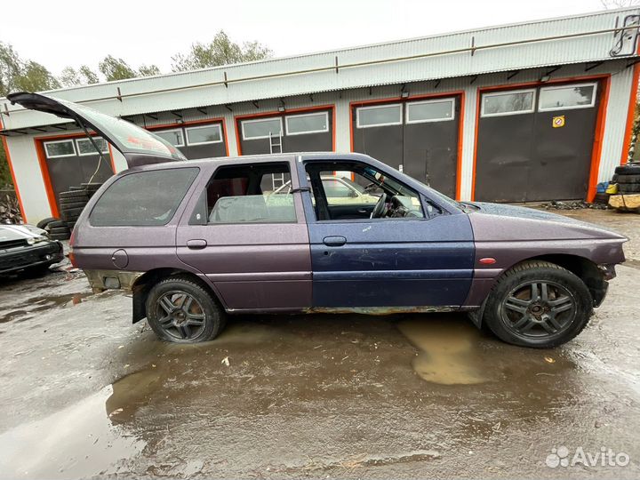 В разборе Ford Escort 1997 1.6 МКПП 90л.с