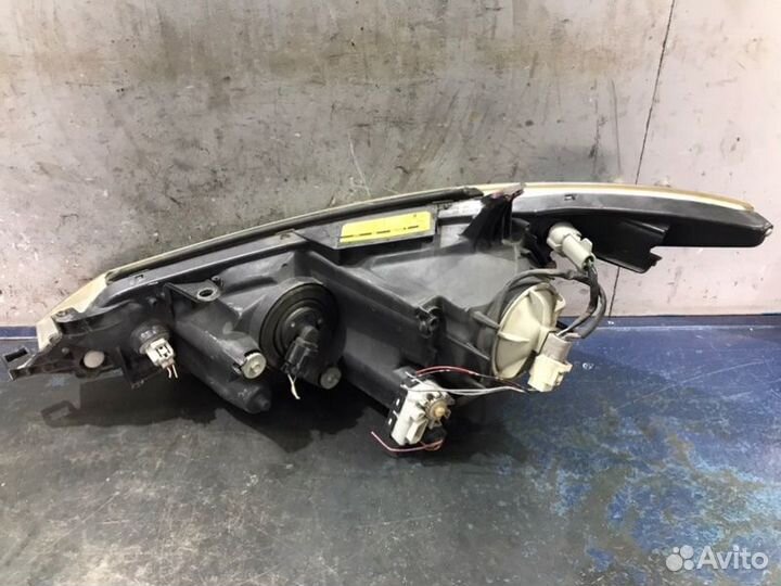 Фара ксенон правая Toyota Estima R50