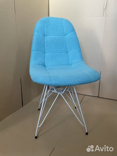 Стул eames голубой мягкий на сером металле