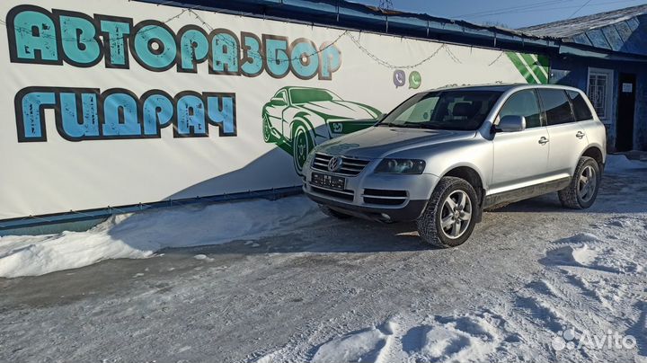 Стекло двери передней левой Volkswagen Touareg 7L0