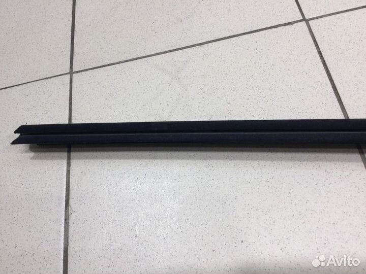 Уплотнитель стекла двери передний правый Mazda 6