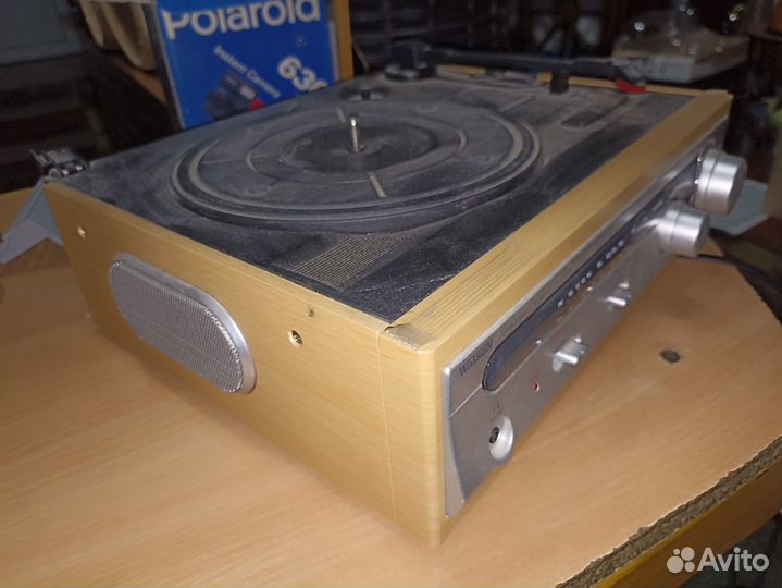 Коллекция старых приемников и магнитофонов