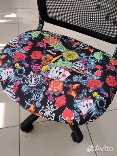 Кресло детское Бюрократ CH-296NX черный черепа