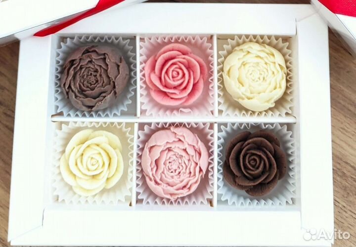 Коробочка с цветами из шоколада