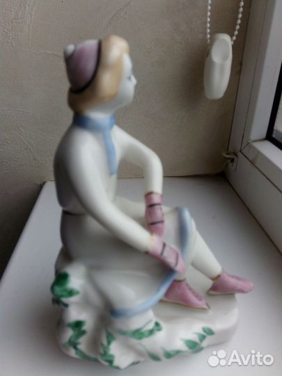 Фарфоровая статуэтка Девушка на катке