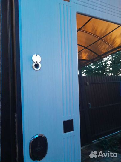 Дверь входная металлическая с зеркалом