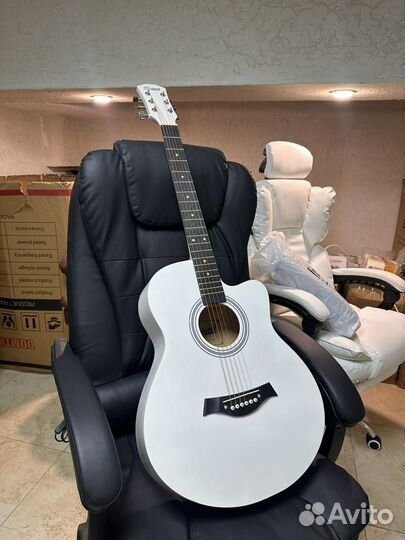 Акустическая гитара белая