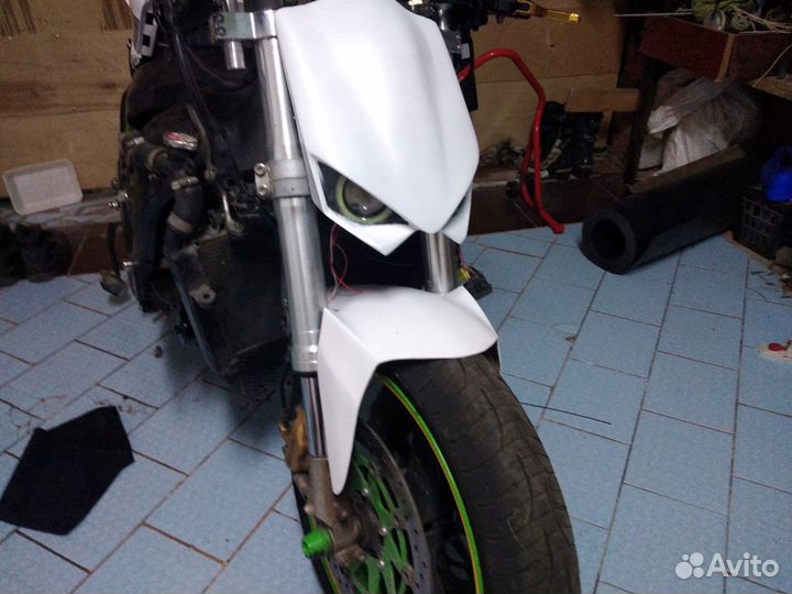 Фара для мотоцикла в стиле стритфайтер